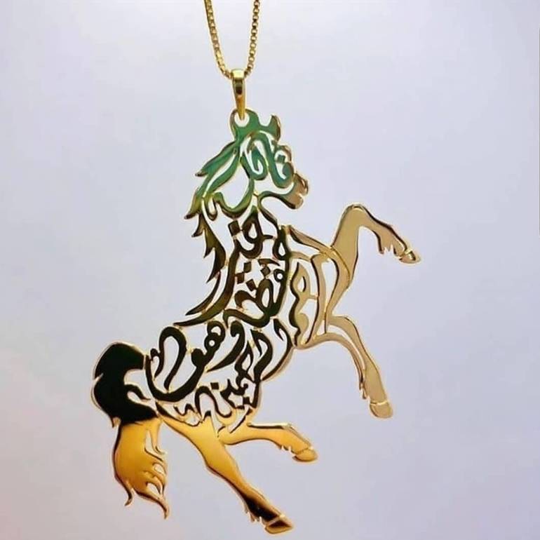 تعليقة سياره نقش الاسم ع شكل خيل
