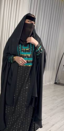 عباية حرير خفيف لمعة كاملة مقاس واحد طولها ٦٢ انش