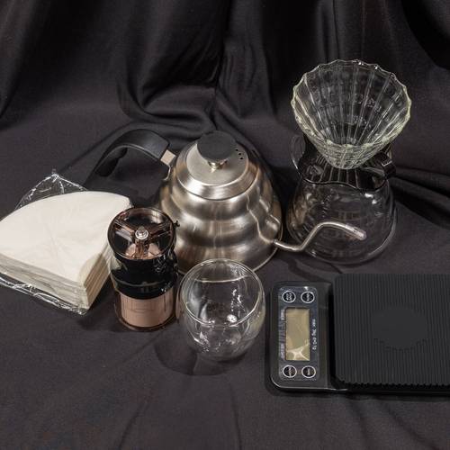 بكج أدوات القهوة المقطرة V60 مع شنطة ( 7 قطع )