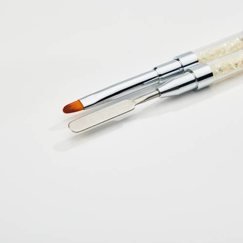 White/oval brush