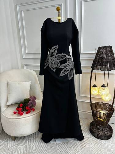 فستان ساتر بتطريز كرستال على شكل ورد - 3XL