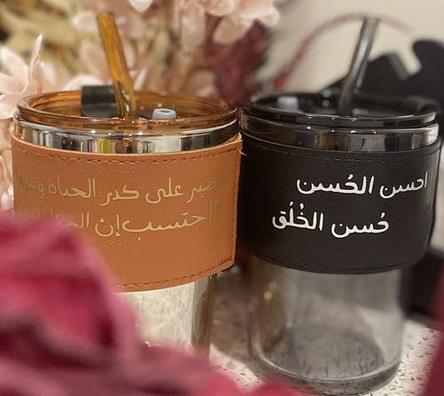 كوب قهوة باردة وحارة