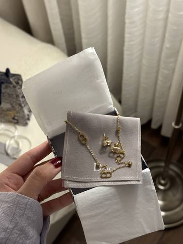 سلسال مع حلق DIOR