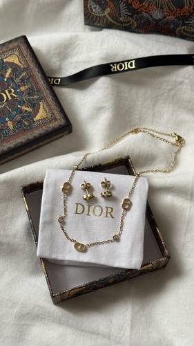 سلسال مع حلق فخم DIOR