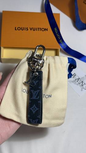 ميداليه LV الأزرق 💙