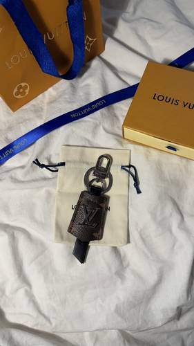 ميداليه LV 