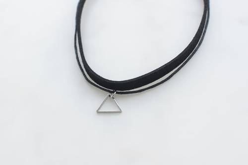 choker-with-triangle