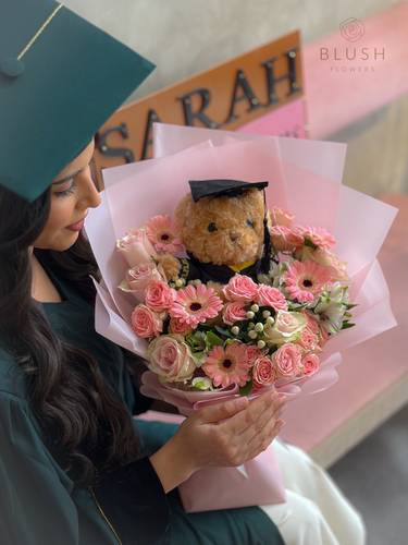 باقة ورد طبيعي مع دب التخرج