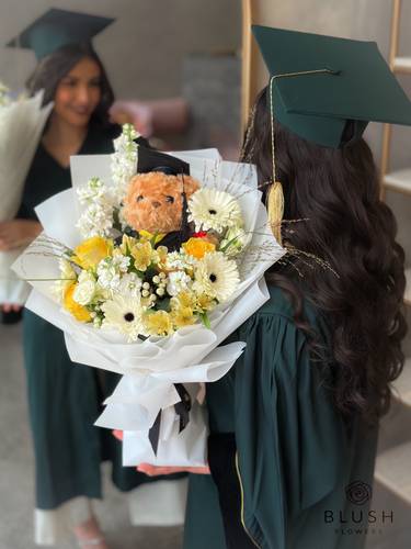 باقة ورد طبيعي مع دب التخرج
