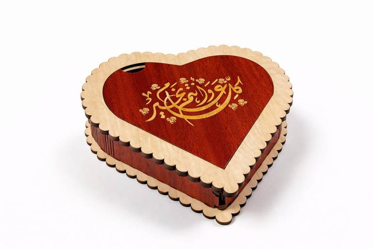 طقم هدية عود ودهن فاخر داخل علبة خشبية فاخرة بتصميم قلبي
