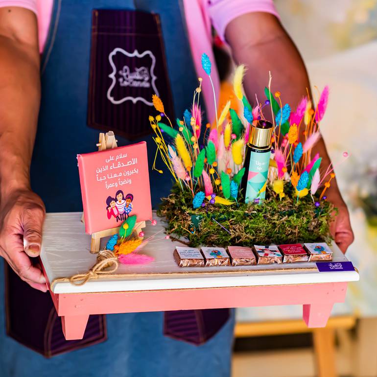 بكيج العطر بالشوكلا مع لوحة الكانفس بثيم الاصدقاء