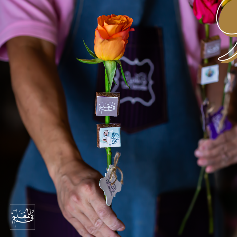 وردة الجوري بالشوكلا بثيم يوم المعلم