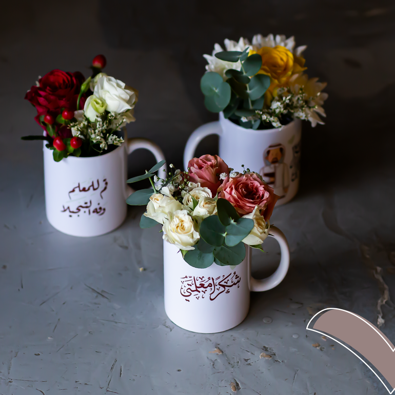 كوب يوم المعلم مع الورد