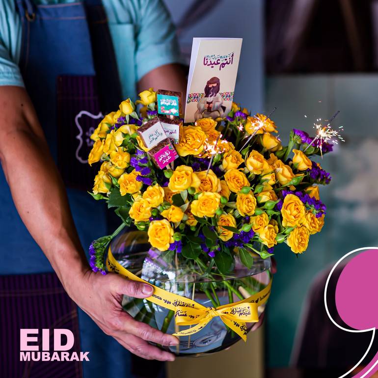 فازة الورد الجميلة بورد الجوري بثيم العيد 