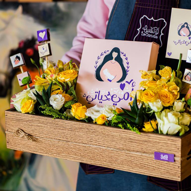 بكيج الام الفاخر بالورد الطبيعي واللوحة والشوكلا- بني