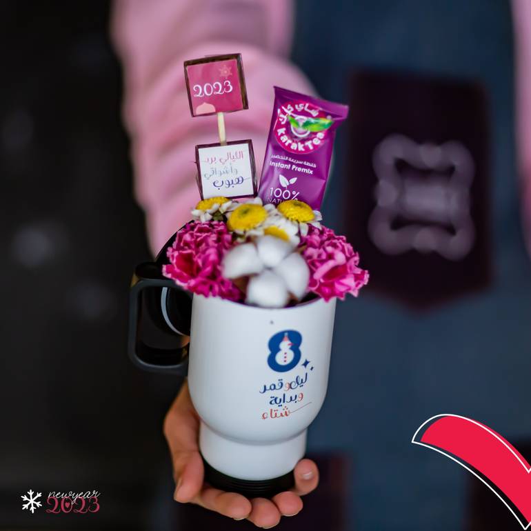 كوب الشتاء الجميل بالكرك والشاي والورد مع الشوكلا