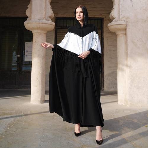 عبايه اسود بترتر ابيض 