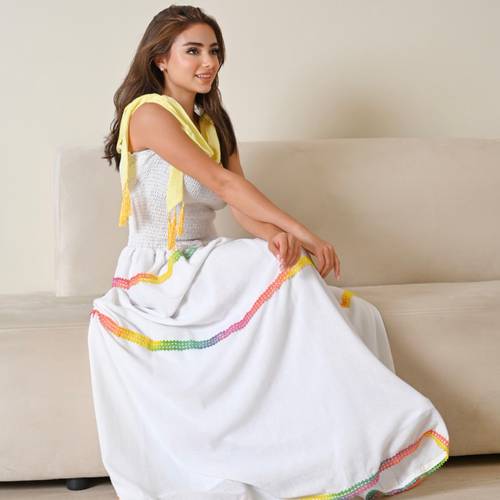 فستان ابيض بكلفه ملونه 