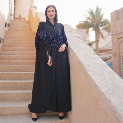 عبايه اسود بترتر كحلي مخمل 