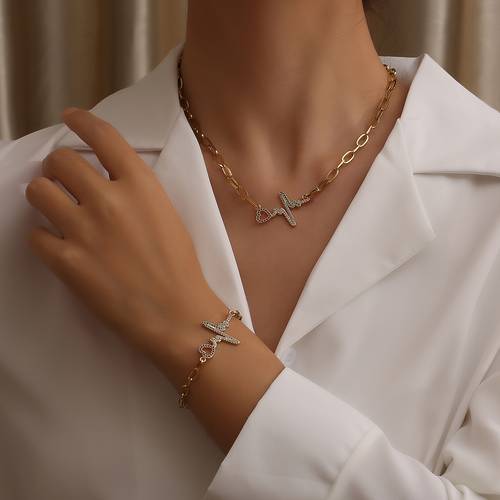 طقم اسورة وسلسلة نسائية على شكل تخطيط 