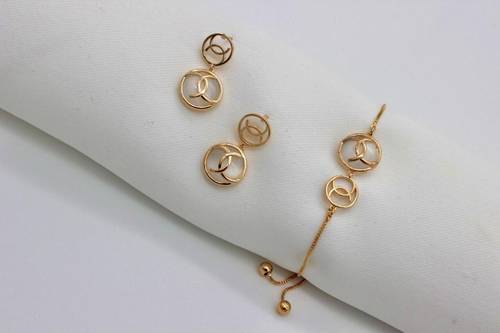 طقم اسورة وحلق نسائية على شكل دائري بداخلة حرف  C