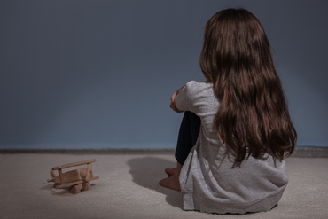 غرام يتيمة في العاشرة من عمرها