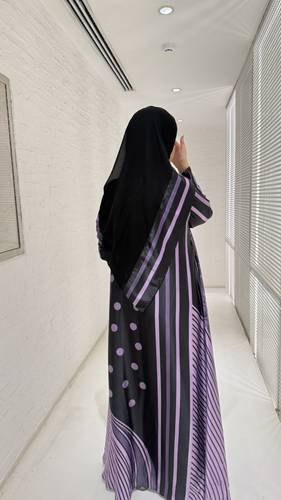 Price: 380 SR القماش : حرير جاكار صيفي بطبعات اسود وموف  التفاصيل :قصة نص كلوش شامل الطرحه🤍⁩