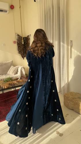 ‏Price: 400 SR القماش : مخمل تركواز مع مخمل مطرز مع كسرات تل التفاصيل :قصة كلوش. شامل الطرحه🤍