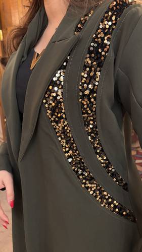 ‏Price:350 SR القماش : كريب باربي زيتي مع ترتر  التفاصيل :قصة A. متوفره باللون المعروض واسود وكحلي شامل الطرحه🤍 الغسيل : ننصح بالغسيل الجاف فالمغاسل المختصه وعدم تعريضها لحراره قويه .