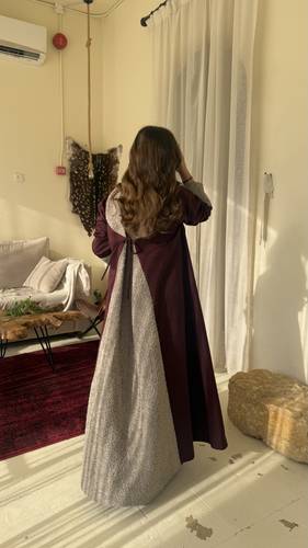 ‏Price: 390 SR القماش : كتان عنابي من فرو  التفاصيل :قصة كلوش. متوفره باللون الاسود والكحلي والبني شامل الطرحه🤍