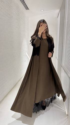 Price: 399 SR القماش : كريب كوبرا زيتي ساده مع فستان بإضافه دانتيل بالعبايه والفستان من الاطراف التفاصيل :قصة كلوش كامل شامل الطرحه🤍⁩