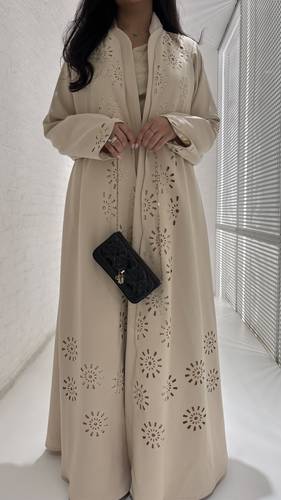 ‏Price:370SR القماش : كريب باربي بيج مع تخريم امامي مبطن من الامام بحرير التفاصيل :قصة دبل كلوش متوفره بالاسود والكحلي والعنابي شامل الطرحه🤍 الغسيل : ننصح بالغسيل الجاف فالمغاسل المختصه وعدم تعريضها لحراره قويه .