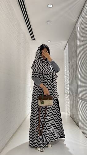 ‏Price:250 SR القماش : شيفون مبطن مع اكمام ستريش بطرحه من نفس القماش  التفاصيل :قصة دبل كلوش. متوفره بجميع الالوان شامل الطرحه🤍 الغسيل : ننصح بالغسيل الجاف فالمغاسل المختصه وعدم تعريضها لحراره قويه .