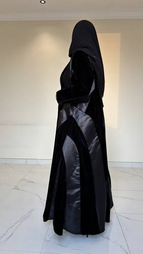 ‏Price:350 SR القماش : مخمل مع تفته ناعمه التفاصيل :قصة دبل كلوش. متوفره باللون المعروض واسود وبني وعنابي وكحلي فقط . شامل الطرحه🤍 الغسيل : ننصح بالغسيل الجاف فالمغاسل المختصه وعدم تعريضها لحراره قويه .
