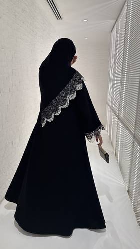 القماش : ملكي اسود مع دانتيل اسود وابيض التفاصيل :قصة دبل كلوش شامل الطرحه🤍 الغسيل : ننصح بالغسيل الجاف فالمغاسل المختصه وعدم تعريضها لحراره قويه .⁩