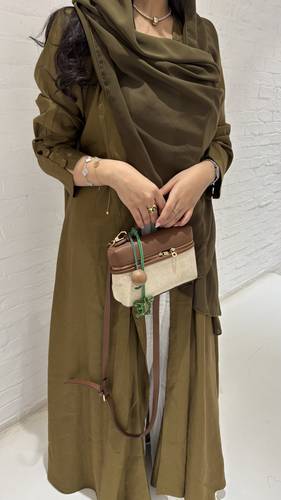 ‏Price:350SR القماش : لنن طبيعي مع ازره بالاكمام التفاصيل :قصة دبل كلوش. متوفره بجميع الالوان شامل الطرحه🤍 الغسيل : ننصح بالغسيل الجاف فالمغاسل المختصه وعدم تعريضها لحراره قويه .
