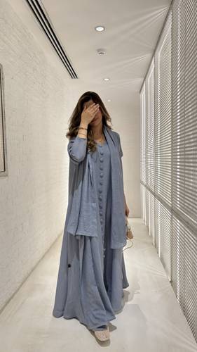 ‏Price:208SR القماش : للن طرحه مبطن رمادي فاتح مع فستان داخلي بأزره التفاصيل :قصة دبل كلوش متوفره بجميع الالوان شامل الطرحه🤍 الغسيل : ننصح بالغسيل الجاف فالمغاسل المختصه وعدم تعريضها لحراره قويه .