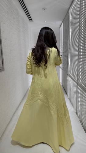 Price: 380 SR القماش : دانسيل اصفر من فوق ومن تحت كريب اصفر بالاضافه الى الدانتيل التفاصيل :قصة كلوش كامل شامل الطرحه🤍⁩