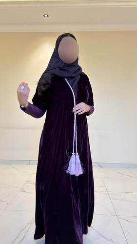 ‏Price: 299SR القماش : مخمل بنفسجي مع اكمام ستريتش وكلفه اماميه التفاصيل :قصة A. متوفره باللون المعروض واسود وعنابي وكحلي فقط . شامل الطرحه🤍 الغسيل : ننصح بالغسيل الجاف فالمغاسل المختصه وعدم تعريضها لحراره قويه .