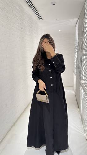 Price: 380 SR القماش : كريب مشجر اسود من فوق ومن تحت كريب ياباني ساده بالاضافه الى الازره التفاصيل :قصة كلوش كامل شامل الطرحه🤍⁩