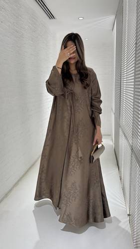 Price: 350 SR القماش : حرير جاكار مشجر  التفاصيل :قصة كلوش كامل شامل الطرحه🤍⁩