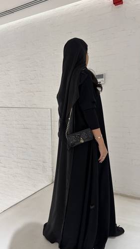 ‏Price:350 SR القماش : كريب اسود فاحم مع اكمام ستريتش وخلفيه منقطه مع الطرحه  التفاصيل :قصة دبل كلوش متوفره باللون الاسود والابيض شامل الطرحه🤍 الغسيل : ننصح بالغسيل الجاف فالمغاسل المختصه وعدم تعريضها لحراره قويه .