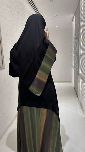Price: 380 SR القماش : كريب مشجر اسود من فوق ومن تحت كريب ياباني ساده بالاضافه الى الازره التفاصيل :قصة كلوش كامل شامل الطرحه🤍⁩