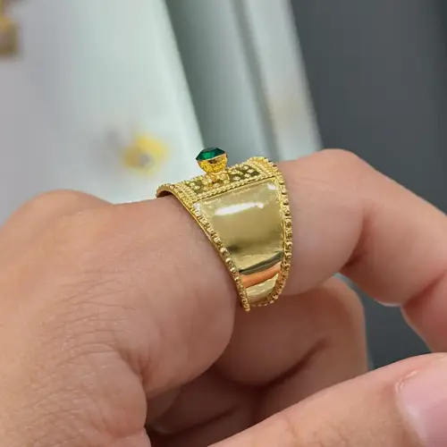 خاتم ذهب عيار21 شعبي تصميم مرتعشة فص أخضر 