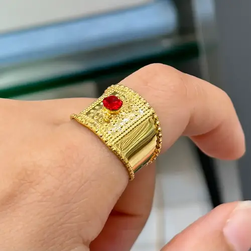 خاتم ذهب عيار21 شعبي تصميم مرتعشة فص أحمر 