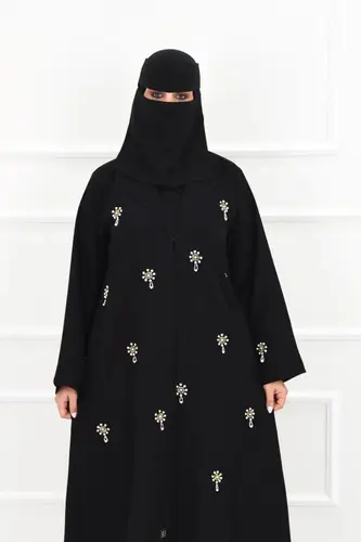 عباية كريب مرصعة بالفصوص الذهبية والكريستال