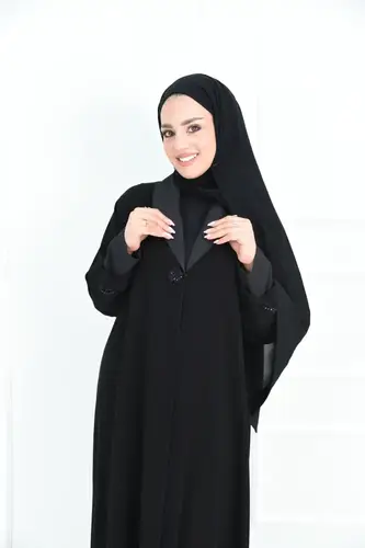 عباية ملكي بكول ريفير مدوّر مع أكمام دبل وبروشات فخمة