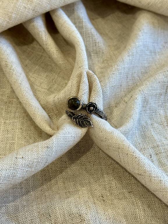 Vintage flower ring