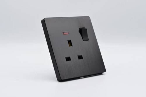 فيش ثلاثي بمفتاح و لمبة  اسود 7×7 موديل T9-B011