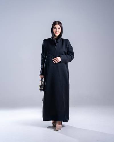 عباية معطف سوداء بياقة عالية